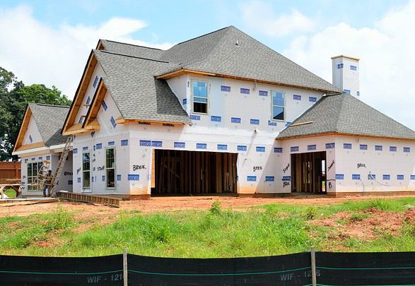 Budowa domu krok po kroku – od zera do położenia dachu